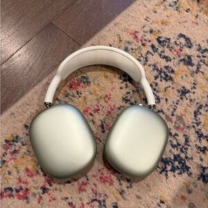 Apple Green Over-Ear Headphones with Plush Ear Cups and Modern Design